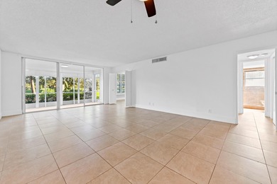 Beautiful & spacious 3/2 corner ground-floor unit (1,390 SF) on Palm-Aire Country Club and Resort - Palms in Florida - for sale on GolfHomes.com, golf home, golf lot