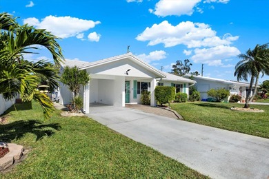 Enjoy maintenance-free, easy Florida living in this 2-bedroom on Mainlands Golf Club in Florida - for sale on GolfHomes.com, golf home, golf lot