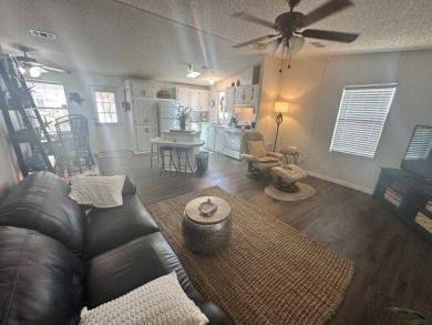 This home is a 1995 Fleetwood with 1008 sq. ft. It has 2 on Four Lakes Golf Club in Florida - for sale on GolfHomes.com, golf home, golf lot
