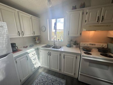 This home is a 1995 Fleetwood with 1008 sq. ft. It has 2 on Four Lakes Golf Club in Florida - for sale on GolfHomes.com, golf home, golf lot