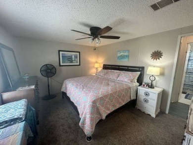 This home is a 1995 Fleetwood with 1008 sq. ft. It has 2 on Four Lakes Golf Club in Florida - for sale on GolfHomes.com, golf home, golf lot