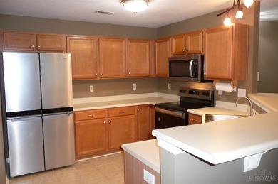 Desirable Aston Woods Condo! Spacious open floor plan, 2 on Aston Oaks Golf Club in Ohio - for sale on GolfHomes.com, golf home, golf lot