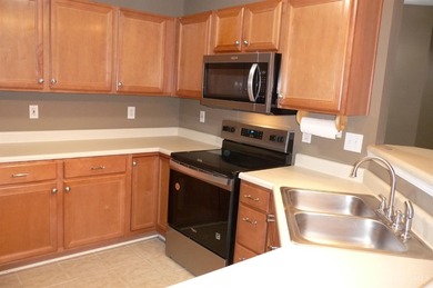 Desirable Aston Woods Condo! Spacious open floor plan, 2 on Aston Oaks Golf Club in Ohio - for sale on GolfHomes.com, golf home, golf lot