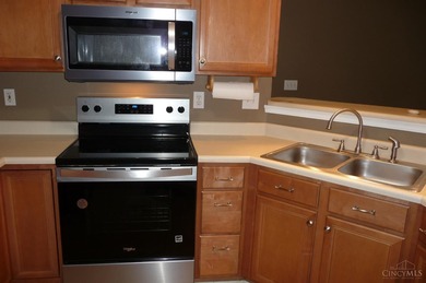 Desirable Aston Woods Condo! Spacious open floor plan, 2 on Aston Oaks Golf Club in Ohio - for sale on GolfHomes.com, golf home, golf lot