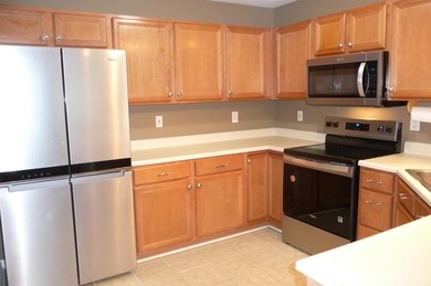 Desirable Aston Woods Condo! Spacious open floor plan, 2 on Aston Oaks Golf Club in Ohio - for sale on GolfHomes.com, golf home, golf lot