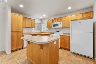 Beautiful Washougal 3-bed, 2.5-bath, 1,610sqft home with a green on Orchard Hills Country Club in Washington - for sale on GolfHomes.com, golf home, golf lot