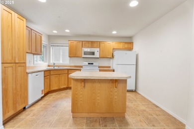 Beautiful Washougal 3-bed, 2.5-bath, 1,610sqft home with a green on Orchard Hills Country Club in Washington - for sale on GolfHomes.com, golf home, golf lot