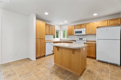 Beautiful Washougal 3-bed, 2.5-bath, 1,610sqft home with a green on Orchard Hills Country Club in Washington - for sale on GolfHomes.com, golf home, golf lot