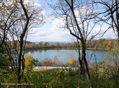 JUST UNPACK AND MOVE RIGHT IN!  THIS TREMENDOUS RANCH SITS ON A 
 on Silver Lake Golf Course in New York - for sale on GolfHomes.com, golf home, golf lot