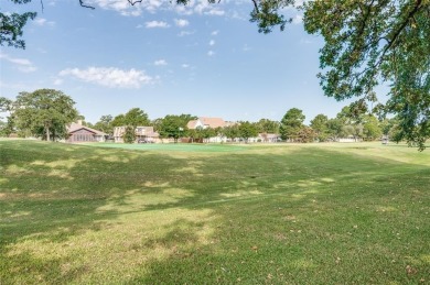 Charming 4-bedroom, 3-bath home in the gated Lake Kiowa on Lake Kiowa Golf Course in Texas - for sale on GolfHomes.com, golf home, golf lot