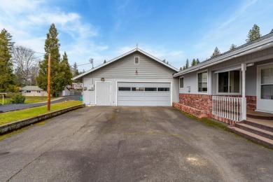 Opportunity knocks! This 3-bedroom, 2-bath home sits on a on Grants Pass Golf Club in Oregon - for sale on GolfHomes.com, golf home, golf lot