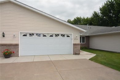 Perfectly Maintained One Level Townhome. Walking distance to on Stones Throw Golf Course in Minnesota - for sale on GolfHomes.com, golf home, golf lot