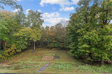 Welcome to this updated 1,480 square foot home in the wooded on Bella Vista - Metfield Golf Complex and Country Club in Arkansas - for sale on GolfHomes.com, golf home, golf lot