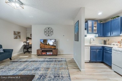 Beautifully updated and fully furnished, large 1 bed, 1 bath on Stoneridge Golf Club in Idaho - for sale on GolfHomes.com, golf home, golf lot