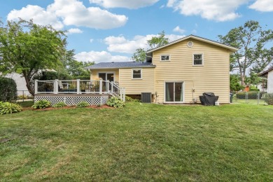 Location, Potential & Lifestyle! This spacious 3-bedroom, 1 on Twin Lakes Golf Course in Illinois - for sale on GolfHomes.com, golf home, golf lot