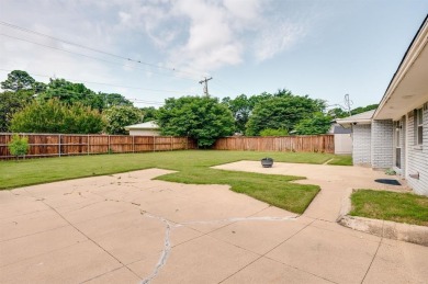 This amazing house is located close to  Lake Lewisville and Lake on Lake Park Golf Course in Texas - for sale on GolfHomes.com, golf home, golf lot