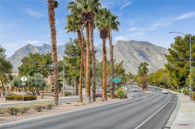Beautifully updated townhome in the heart of Sun City Summerlin! on Eagle Crest Golf Club in Nevada - for sale on GolfHomes.com, golf home, golf lot
