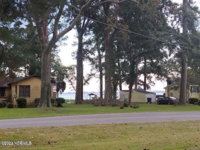 This spacious 3 bedroom 2 bath home showcases beautiful hardwood on Bayview Golf Course in North Carolina - for sale on GolfHomes.com, golf home, golf lot