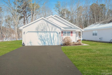Welcome to this beautifuly maintained, 3 bedroom, 2 bath on Spring Lake Golf Club - Thunderbird in New York - for sale on GolfHomes.com, golf home, golf lot