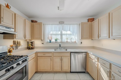 Welcome to this beautifuly maintained, 3 bedroom, 2 bath on Spring Lake Golf Club - Thunderbird in New York - for sale on GolfHomes.com, golf home, golf lot