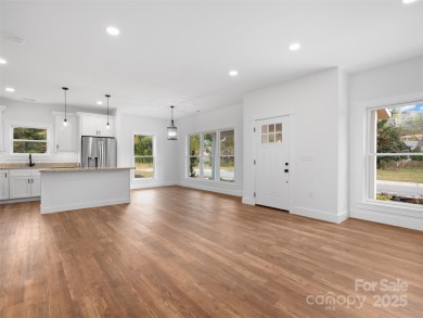 Welcome Home to Style, Comfort, and Location! This stunning on Waynesville Country Club Inn in North Carolina - for sale on GolfHomes.com, golf home, golf lot