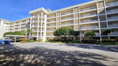 Enjoy serene lake views from this bright and spacious 3-bedroom on Palm-Aire Country Club and Resort - Palms in Florida - for sale on GolfHomes.com, golf home, golf lot