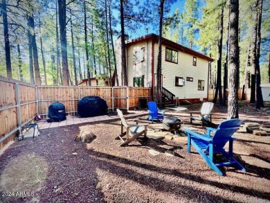Charming, fully furnished, home located in Pinetop Lakes Country on Pinetop Lakes Country Club in Arizona - for sale on GolfHomes.com, golf home, golf lot