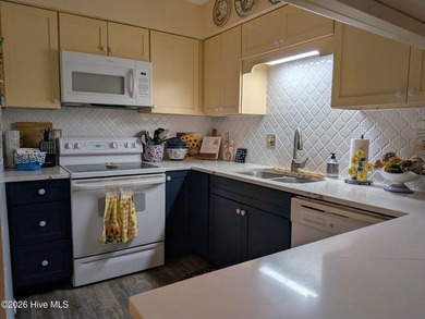 Lovely townhouse in River Bend, end unit on quiet street. Two on River Bend Golf and Country Club in North Carolina - for sale on GolfHomes.com, golf home, golf lot