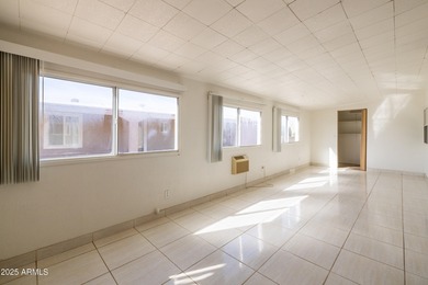 Welcome to comfortable, carefree living in the heart of the on Sun Lakes Country Club in Arizona - for sale on GolfHomes.com, golf home, golf lot