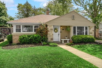 An absolutely perfect house waiting for its new owner!! Two on Calumet Country Club in Illinois - for sale on GolfHomes.com, golf home, golf lot