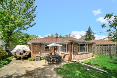 An absolutely perfect house waiting for its new owner!! Two on Calumet Country Club in Illinois - for sale on GolfHomes.com, golf home, golf lot