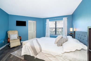 Welcome to this beautifully updated 2-bedroom, 2-bathroom on Ventura Country Club in Florida - for sale on GolfHomes.com, golf home, golf lot