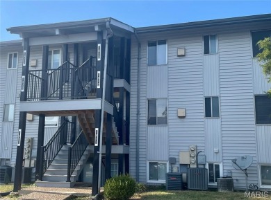 Ready to enjoy Lake Life?  Just move into this condo with full on Lake Saint Louis Par 3 in Missouri - for sale on GolfHomes.com, golf home, golf lot