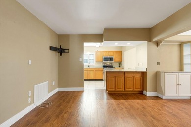 The ENCLOSED FLORIDA ROOM Under Heat and Air adds almost 450 sq on Highland Lakes Executive Golf Course in Florida - for sale on GolfHomes.com, golf home, golf lot