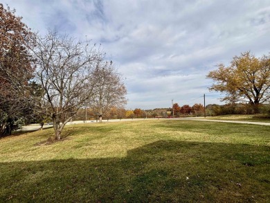 Meticulously maintained ranch home that is move in ready on a on Park Hills Golf Course in Illinois - for sale on GolfHomes.com, golf home, golf lot