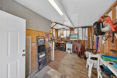 This cozy 2 bedroom 2 bath home is perfect for tranquil days and on Zellwood Station Country Club in Florida - for sale on GolfHomes.com, golf home, golf lot