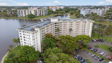 Great opportunity to own a 1 bedroom, 1.5 bathroom king unit in on Palm-Aire Country Club and Resort - Palms in Florida - for sale on GolfHomes.com, golf home, golf lot