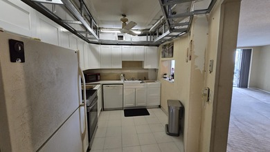 Great opportunity to own a 1 bedroom, 1.5 bathroom king unit in on Palm-Aire Country Club and Resort - Palms in Florida - for sale on GolfHomes.com, golf home, golf lot