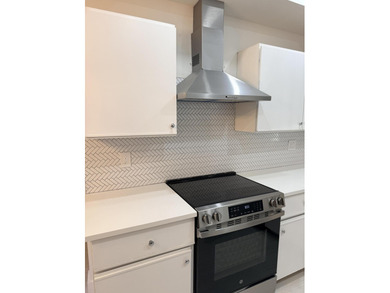 UPDATED 2ND FLOOR CONDO FEATURING WHITE EAT-IN KITCHEN WITH NEW on Boca Delray Golf and Country Club in Florida - for sale on GolfHomes.com, golf home, golf lot