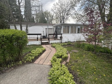 Enjoy the beauty of Pistakee Lake from this charming 1-bedroom on Pistakee Country Club in Illinois - for sale on GolfHomes.com, golf home, golf lot
