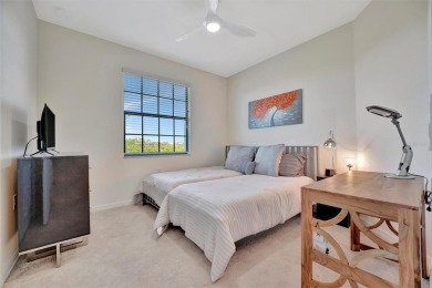 This is a rare find, 3-bedroom, end unit, split bedroom floorpan on Lakewood National Golf Club in Florida - for sale on GolfHomes.com, golf home, golf lot