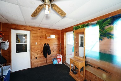 This 2 bedroom home is ready to move in.  Nice main floor plan on Cedar Pointe Golf Course in Iowa - for sale on GolfHomes.com, golf home, golf lot