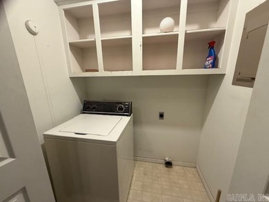 Carefree living in beautiful Cherokee Village conveniently on Cherokee Village North Course in Arkansas - for sale on GolfHomes.com, golf home, golf lot