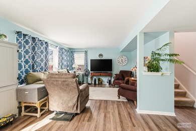 Open & spacious 3 BR/2.1 BA home w/loft located in the desirable on Carillon Lakes 3 Hole Course in Illinois - for sale on GolfHomes.com, golf home, golf lot