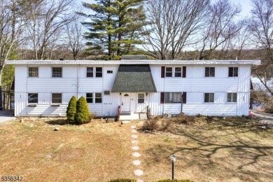 Beautifully Renovated Lakefront Townhome!This fully updated on High Point Golf Club in New Jersey - for sale on GolfHomes.com, golf home, golf lot