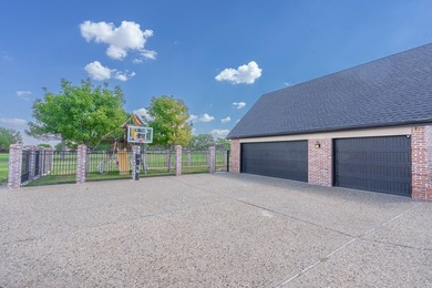 Stunning 4 bed, 3 bath home on the golf course with sweeping on Green Tree Country Club in Texas - for sale on GolfHomes.com, golf home, golf lot