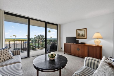 Turn this condo into your own coastal haven. This 2 bedroom / 2 on Jupiter Dunes Golf Course in Florida - for sale on GolfHomes.com, golf home, golf lot