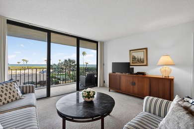 Turn this condo into your own coastal haven.This 2 bedroom / 2 on Jupiter Dunes Golf Course in Florida - for sale on GolfHomes.com, golf home, golf lot
