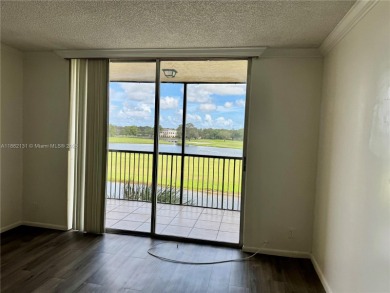 Corner unit, 2 bedroom 2 full baths, updated. Open kitchen, nice on Grande Oaks Golf Club in Florida - for sale on GolfHomes.com, golf home, golf lot
