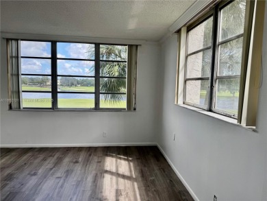 Corner unit, 2 bedroom 2 full baths, updated. Open kitchen, nice on Grande Oaks Golf Club in Florida - for sale on GolfHomes.com, golf home, golf lot